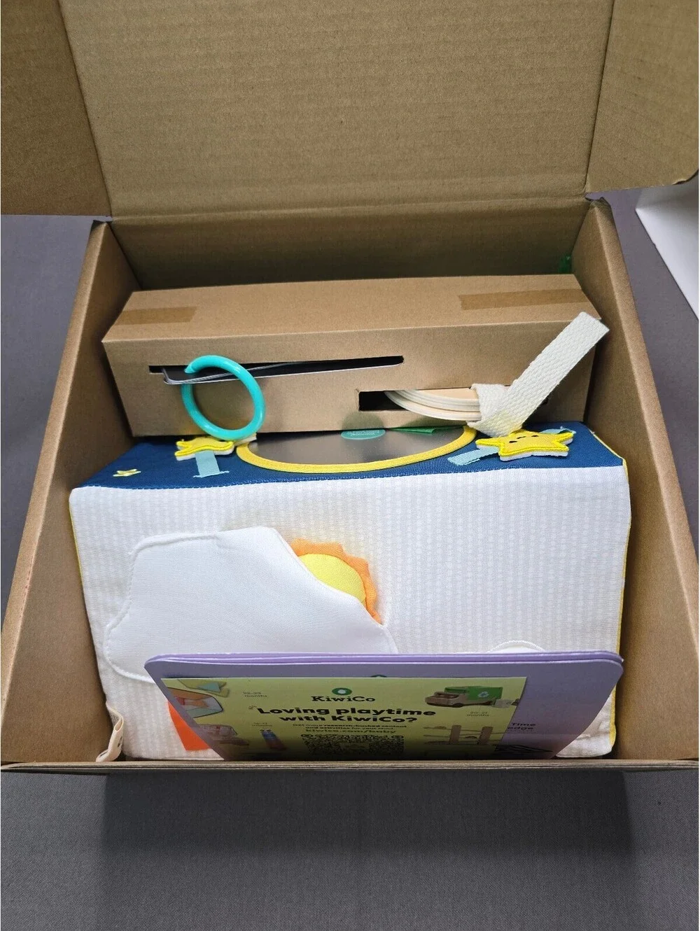 NEW KiwiCo Peek & See Activity Play Center 0+ Months Complete in Original Box